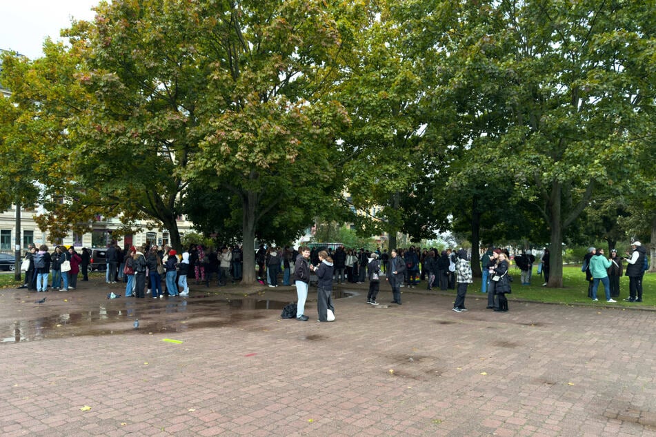 Trotz herbstlichen Wetters kamen im Alaunpark dutzende Jugendliche zusammen, um ihren Pudding mit einer Gabel zu essen.