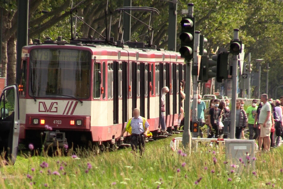 Eine Straßenbahn hat in Düsseldorf einen 22-jährigen Radfahrer erfasst.
