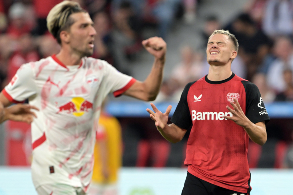 Leipzigs Kevin Kampl jubelt über seinen Treffer gegen Leverkusen, sehr zum Leidwesen von Bayer-Stürmer Florian Wirtz.