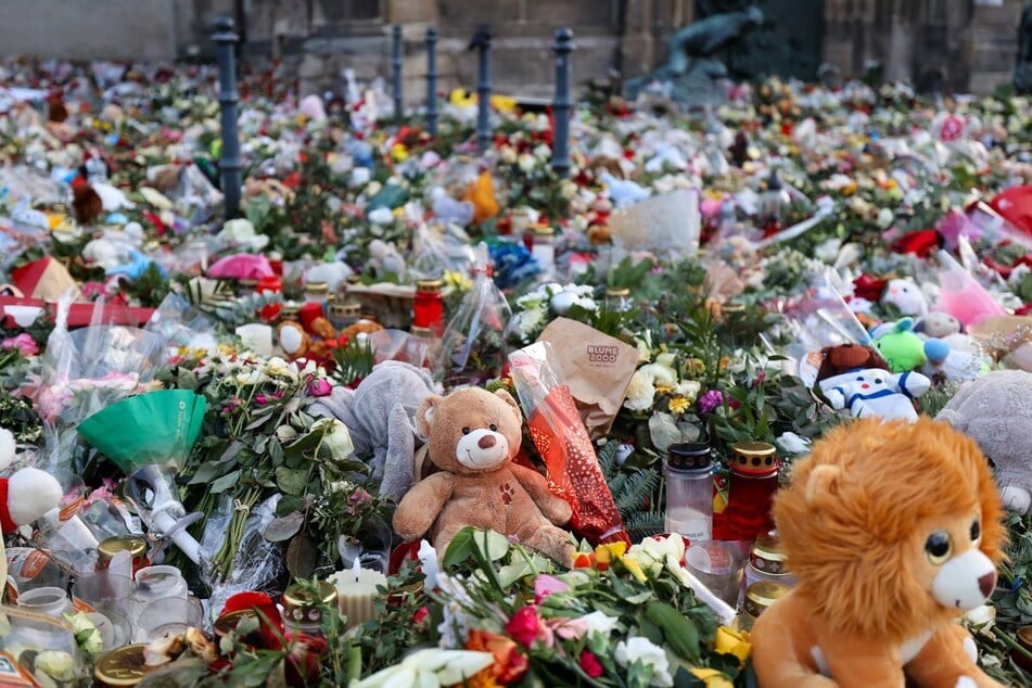 Vor der Magdeburger Johanniskirche zeigte man mit Blumen, Kerzen und Geschenken für die Opfer große Anteilnahme. (Archivbild)