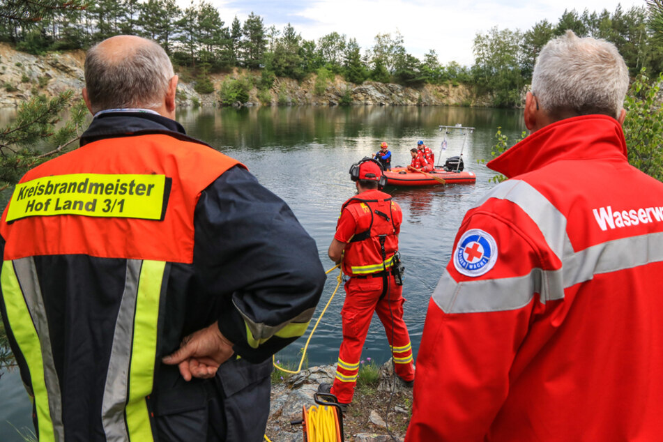 Insgesamt waren rund 130 Rettungskräfte im Einsatz, darunter auch Taucher.