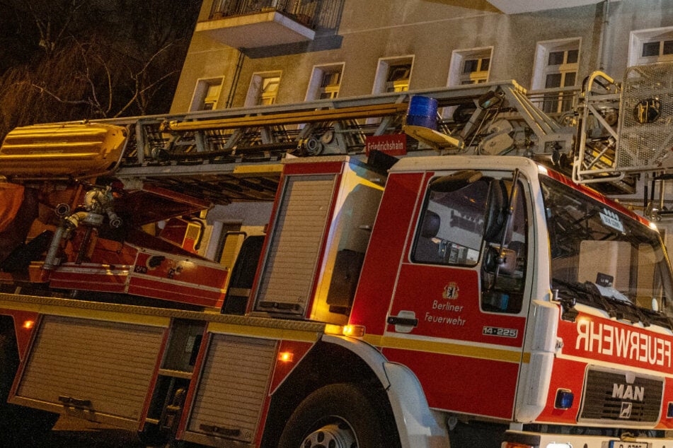 Ein Feuerwehrauto steht vor einem Haus in Berlin. (Symbolbild)