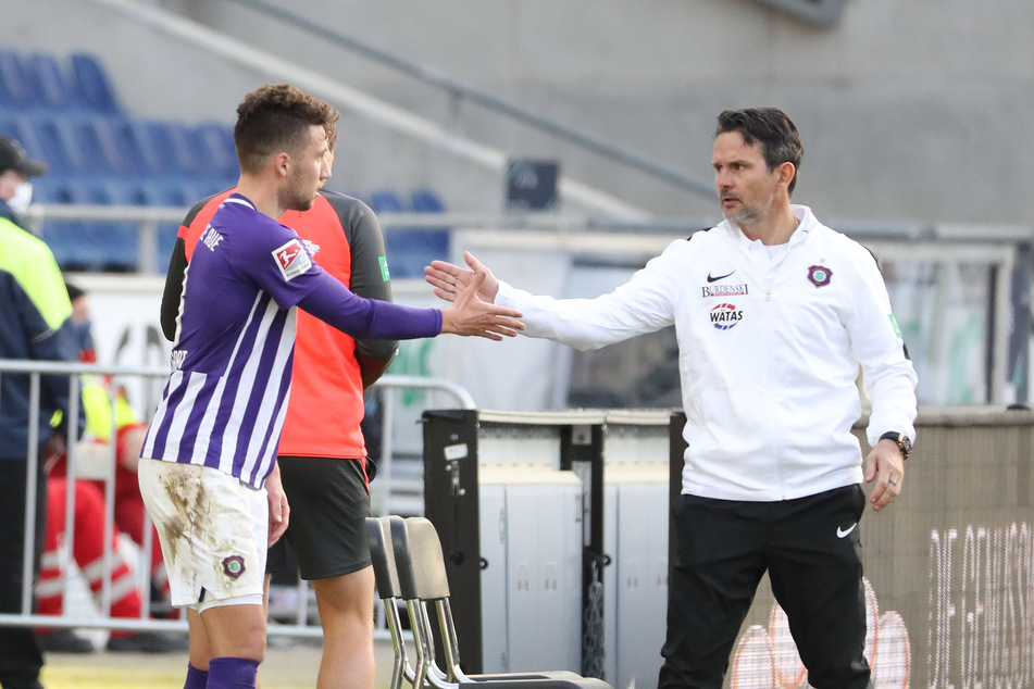 Dirk Schuster (r.) klatschte mit Tom Baumgart nach dessen Platzverweis ab. Vorwürfe gab es vom Coach keine.