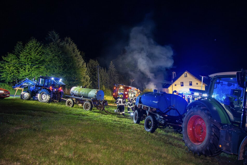 Landwirte halfen mit Löschwasser aus.