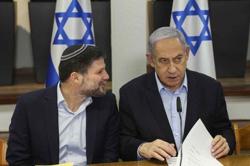 Israeli Prime Minister Benjamin Netanyahu (r.) and Minister of Finance Bezalel Smotrich have facilitated the expansion of illegal settlements in the occupied West Bank.