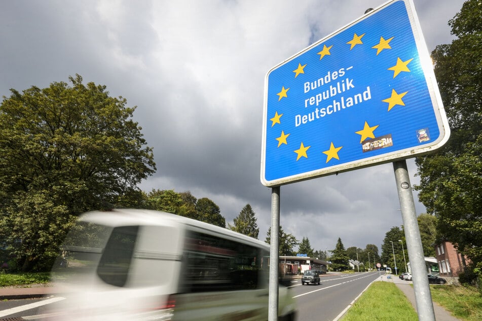 Der Mann wollte die deutsche Grenze mit einem Fernreisebus überqueren. (Symbolbild)