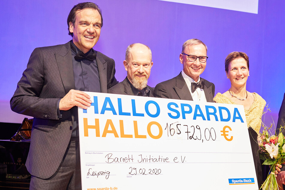 Die Großspender Christoph Gröner (v.l., CG Group), Martin Laubisch (Sparda Bank) und Uwe Leonhardt (Leonhardt Holding) überreichen Prof. Dr. Anja Gockel den XXL-Spendenscheck.