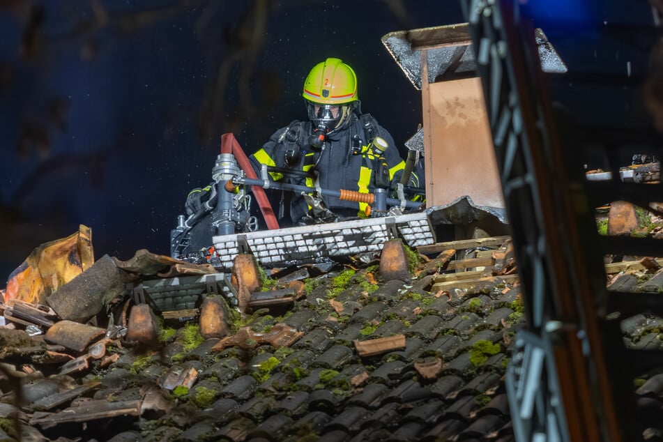 Weil die Flammen auf den Dachstuhl übergegriffen hatten, musste das Dach des Wohnhauses geöffnet werden.