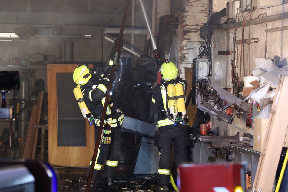 Der Brand soll im Dachstuhl der Lagerhalle ausgebrochen sein.
