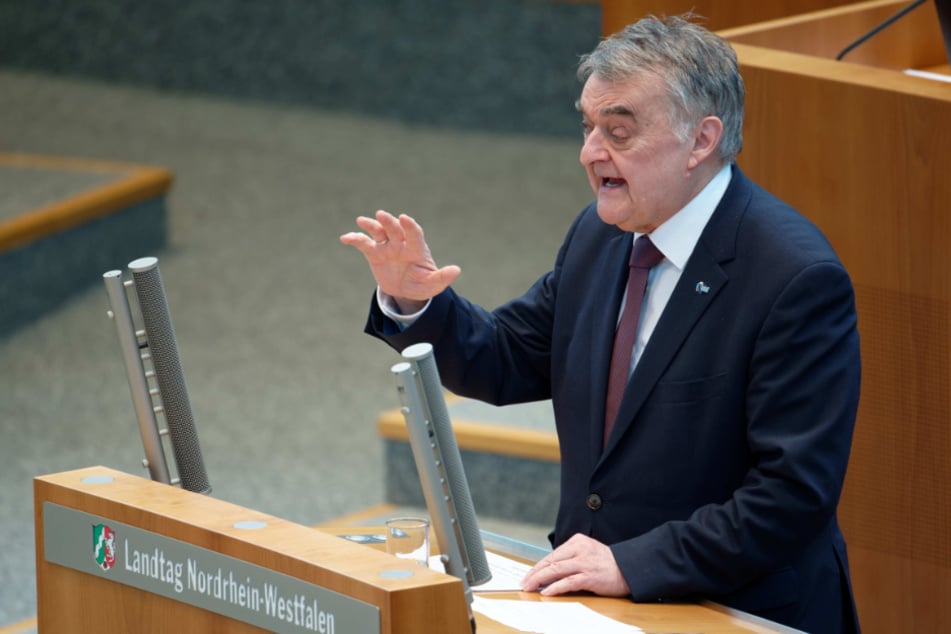 NRW-Innenminister Herbert Reul (79, CDU) stellte am Donnerstag die Zahlen für das abgelaufene Kalenderjahr vor. (Archivbild)