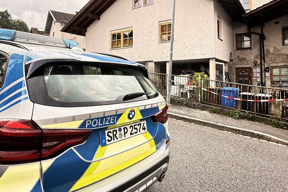 Den Einsatzkräften bot sich in Zwiesel ein furchtbares Bild: Die Leichen waren zerteilt und teils in den Kühlschrank gelegt worden.