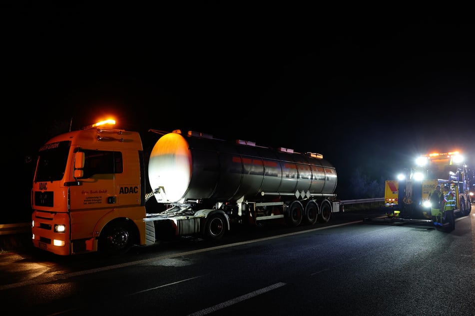 Nachdem der zum Glück unbeladene Tanklastzug Feuer gefangen hatte, stellte der Fahrer den Lkw auf dem Standstreifen ab.