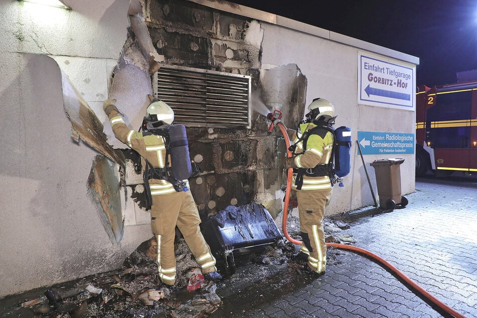 Nachdem der Brand gelöscht war, richteten die Einsatzkräfte ihren Fokus auf noch verbliebene Glutnester hinter der Fassade.