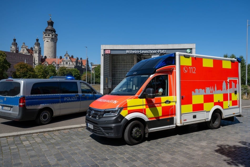 Zahlreiche Kräfte von Polizei und Rettungsdienst waren am Samstagmittag am Wilhelm-Leuschner-Platz im Einsatz.