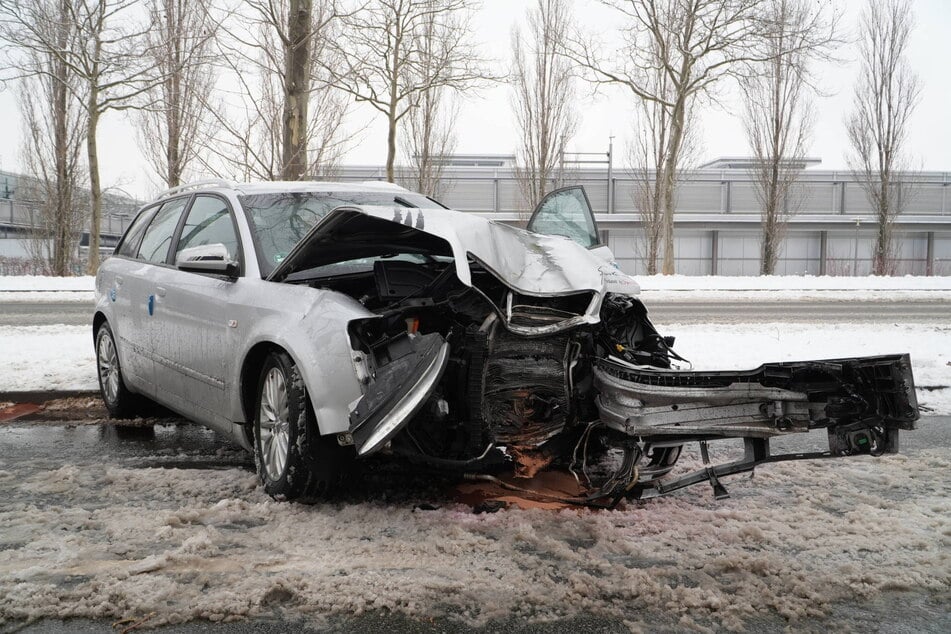 Auf der Messe-Allee kollidierte am Vormittag ein Audi mit einem Baum. Laut Polizei wurde eine Person verletzt. Die Fahrbahn musste vorübergehend gesperrt werden.