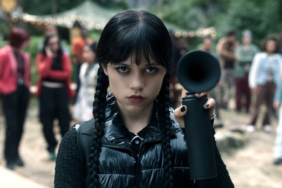 Ab 6. August mischt Wednesday (Jenna Ortega, 22) wieder den Nevermore-Campus auf.