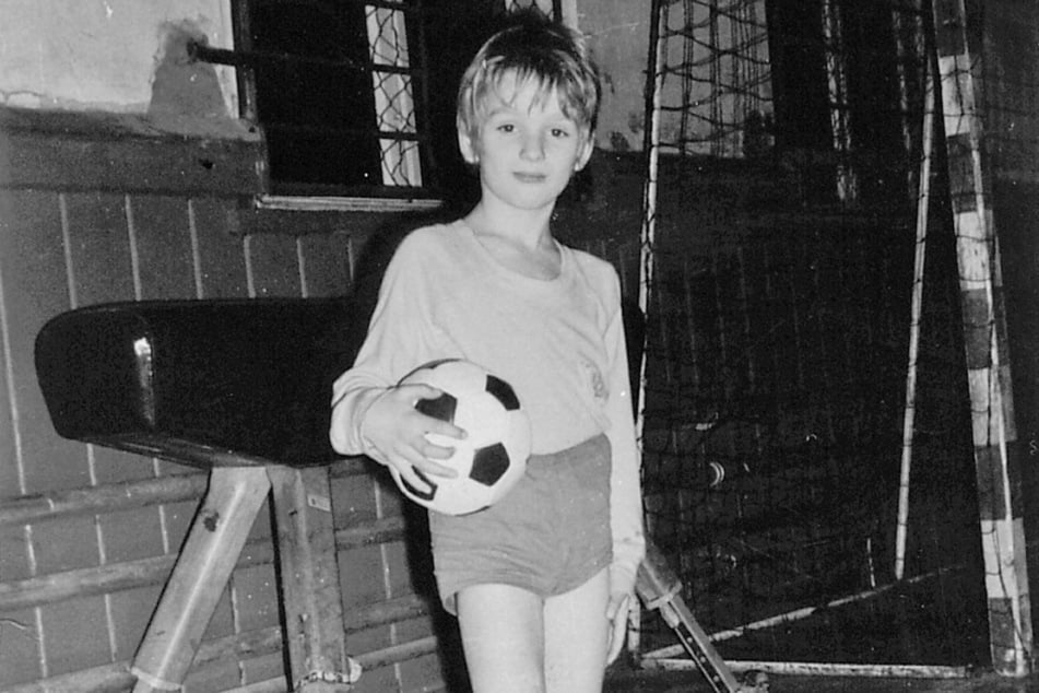 Heiko als Kind mit dem geliebten Fußball in der Turnhalle.