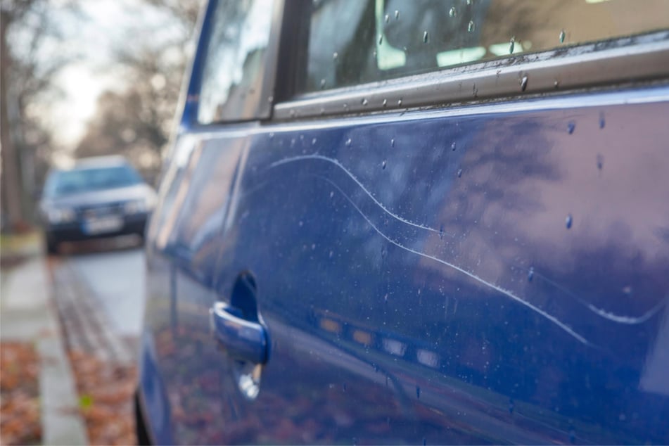 Mehr als zwei Dutzend Autos wurden beschädigt. (Symbolfoto)