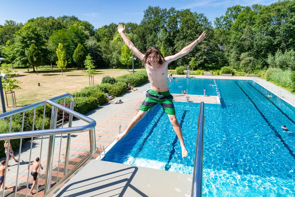 Höher geht es nicht: Lukas Dalpke (21) auf dem höchsten Freibad-Sprungturm Dresdens (Höhe: fünf Meter) im Freibad Wostra.