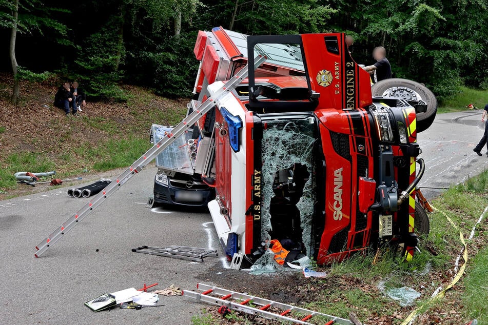 Der Sachschaden an dem Feuerwehrfahrzeug wird laut Polizei auf rund 600.000 Euro geschätzt, am Opel entstand wirtschaftlicher Totalschaden von etwa 10.000 Euro.