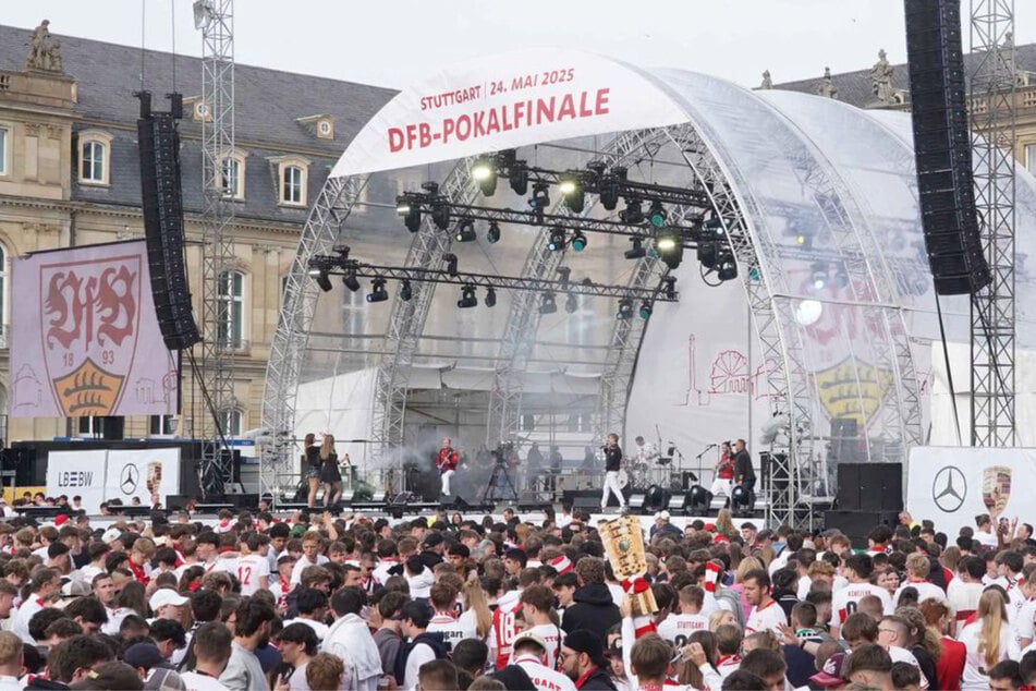 Im vergangenen Jahr kamen zahlreiche VfB-Fans zum Public Viewing auf den Stuttgarter Schlossplatz. (Archivfoto)