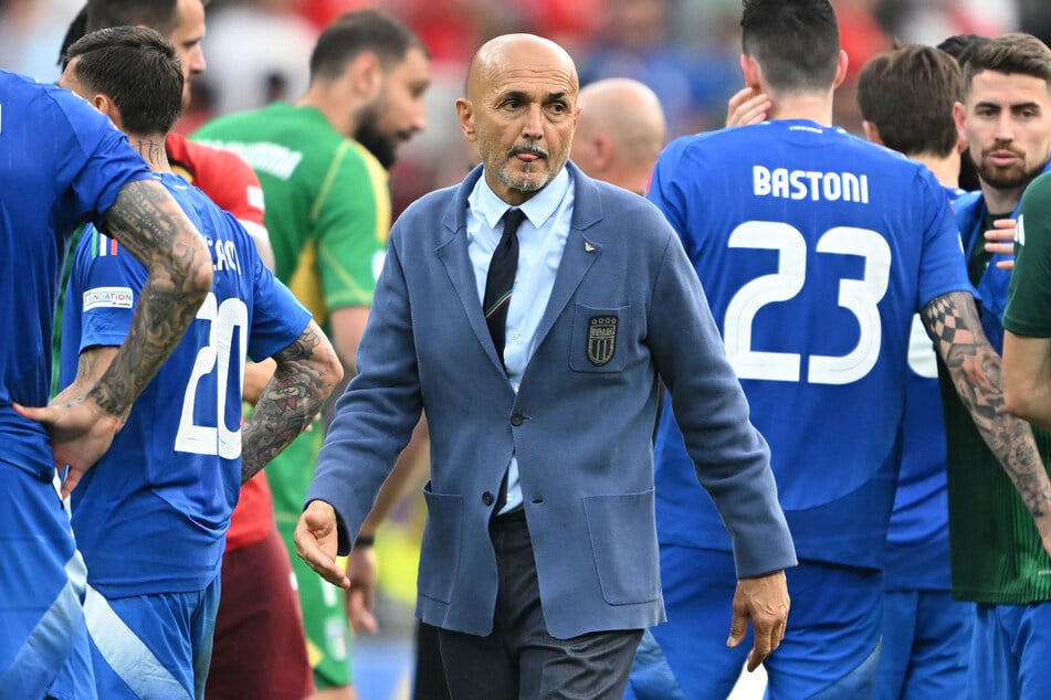 Trotz der schwachen EM-Leistungen hält der italienische Fußballverband an Trainer Luciano Spalletti (65) fest.