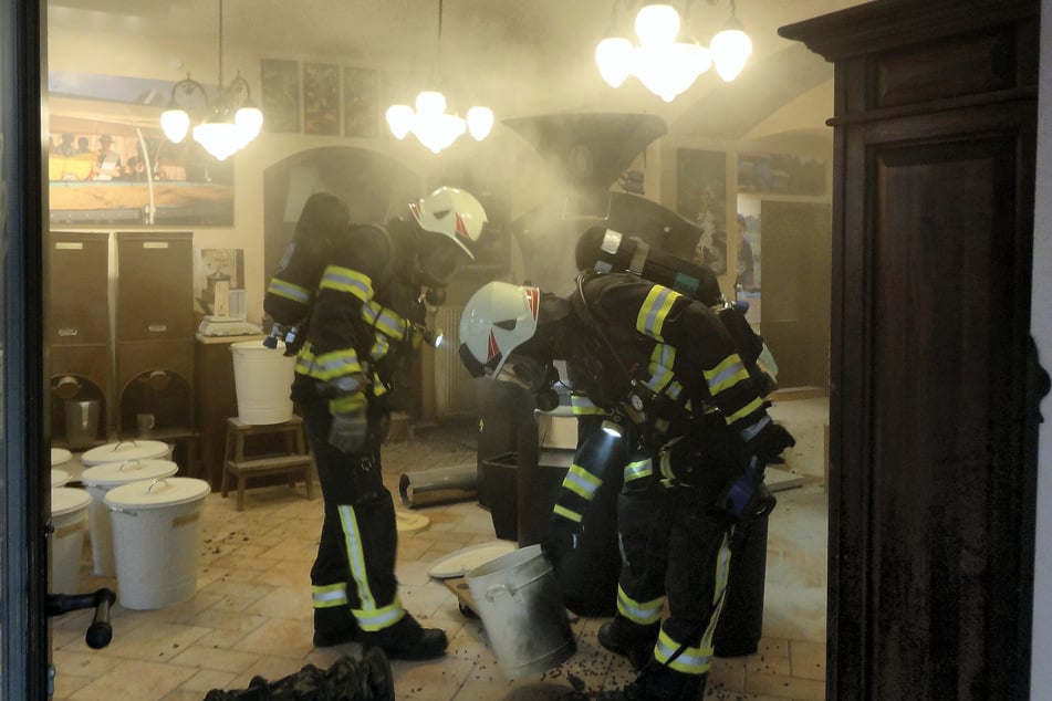 Unter Atemschutz betrat die Feuerwehr die Rösterei.