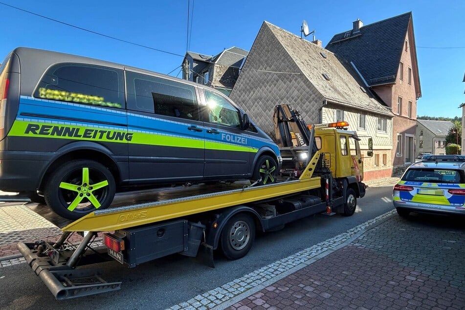 Der Transporter mit der Aufschrift "Rennleitung" wurde am Donnerstag abgeschleppt.