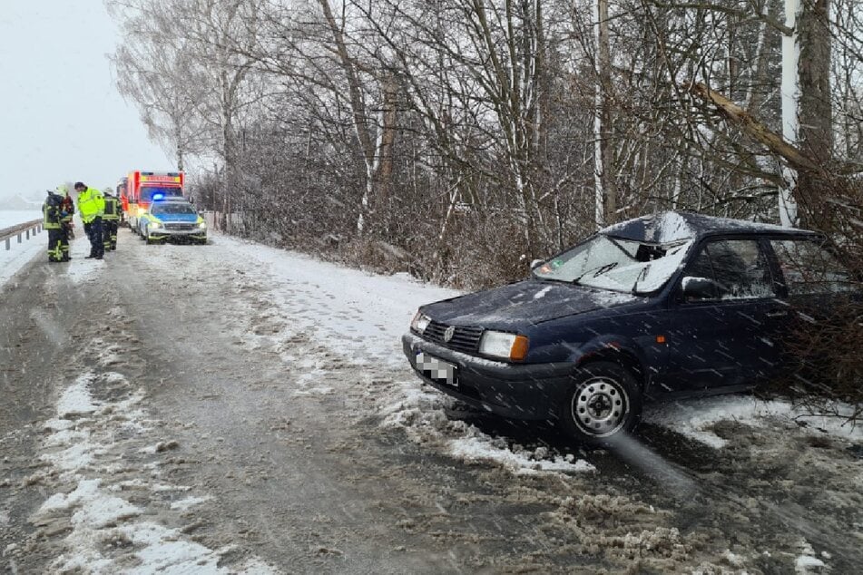 Der VW Polo wurde in einen nahen Wald geschleudert.