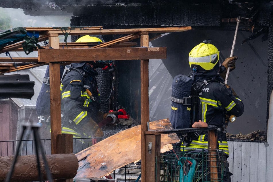 Leipzig: Laubenbrand im Leipziger Osten! Feuerwehr muss in Kleingartenverein löschen