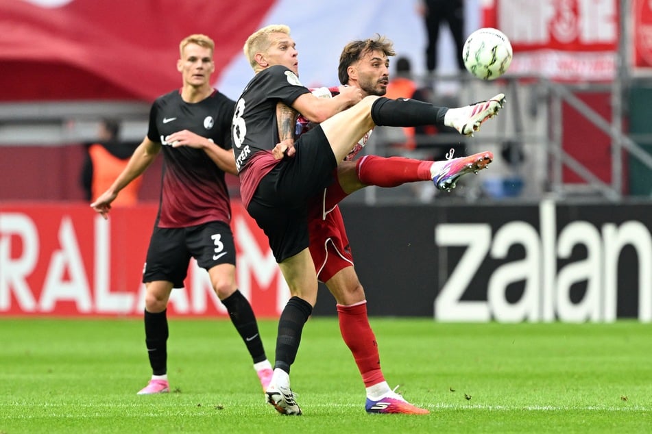 Freibrugs Matthias Ginter (32, v.) und Fabian Schleusener (34) im Zweikampf um den Ball.