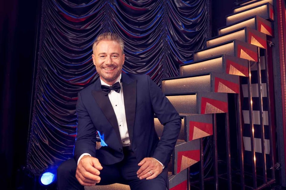 Popstar Sasha sorgt beim Adventskonzert mit englischen Weihnachtsliedern und seiner unverkennbaren Bühnenpräsenz für Gänsehaut.