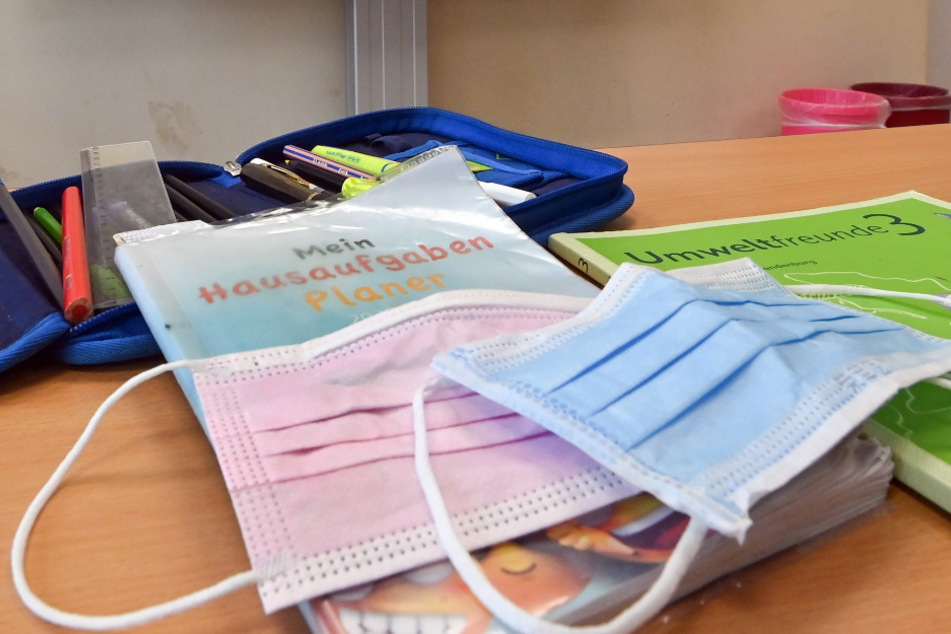 Karin Prien (56, CDU) sieht im bevorstehenden Halbjahr kein Ende der Maskenpflicht an Schulen.
