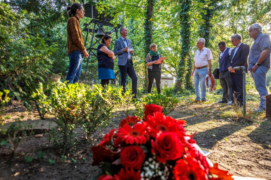 Politiker und weitere Gäste gedachten am Dienstag auf dem Äußeren Matthäusfriedhof dem bedeutenden Sozialdemokraten Emerich Ambros.