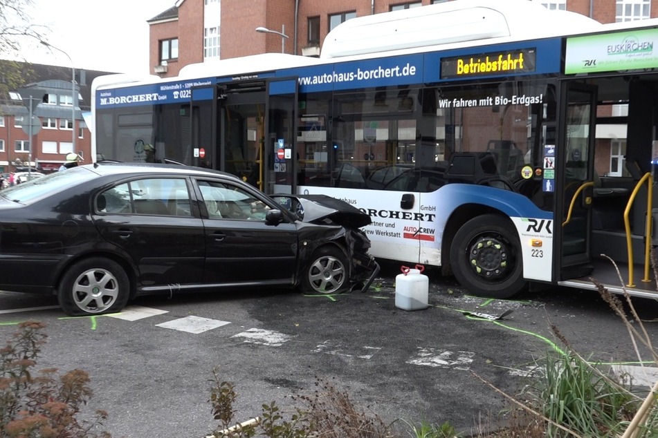 Ein Autofahrer (83) verursachte den schweren Verkehrsunfall, bei dem es drei Schwerverletzte und fünf Leichtverletzte gab.