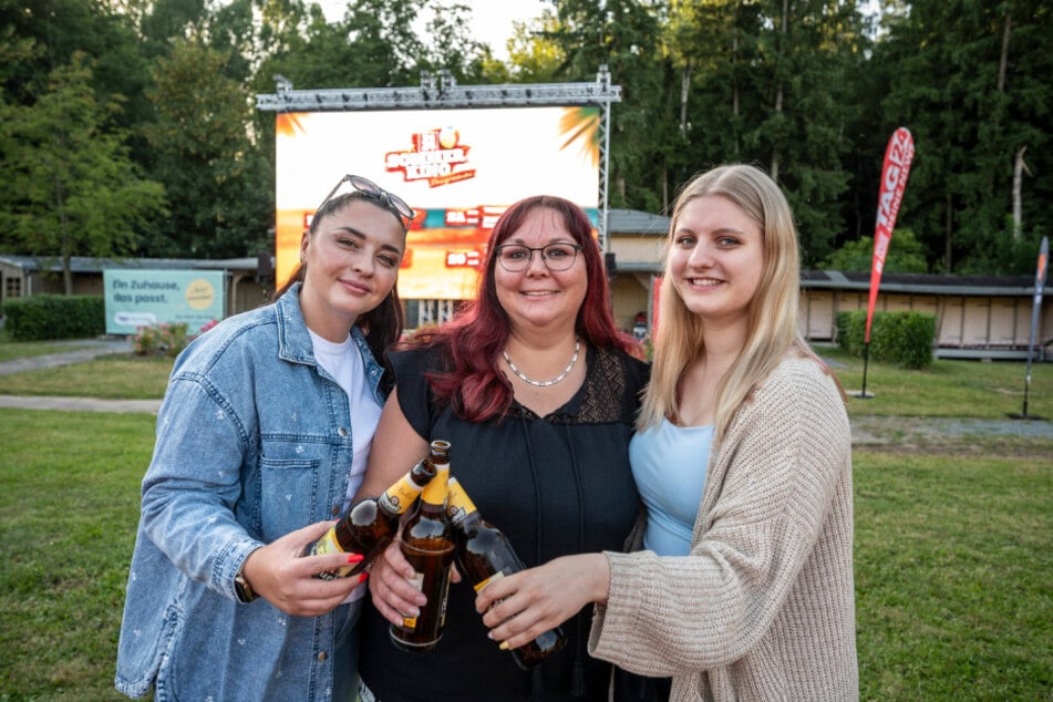 Xenia Schlegel (37, v.l.), Diana Meichsner (38) und Chantal Pätz (22) aus Zwickau statteten dem Sommerkino in Plauen einen Besuch ab.
