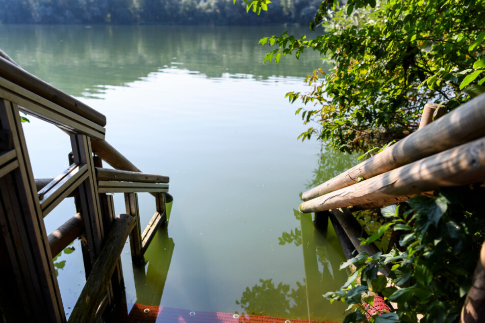 Bekannte des Mannes fanden ihn auf der Wasseroberfläche treibend. (Symbolbild)