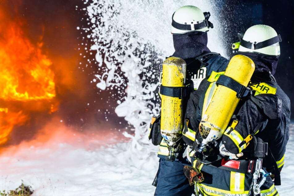In der Spitze waren rund 110 Einsatzkräfte damit beschäftigt, die Flammen in den Reihenhäusern zu löschen. (Symbolbild)