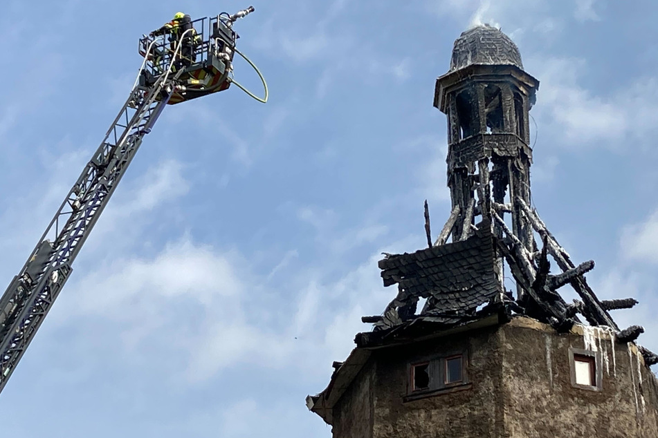 Feuer zerstört Kuppel von historischem Turm: Spenden für Wiederaufbau eingegangen