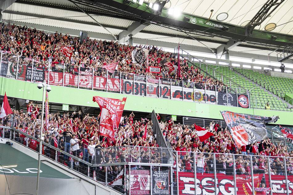 Der rappelvolle Energie-Block hatte großen Anteil am furiosen Punktgewinn in der Volkswagen Arena.