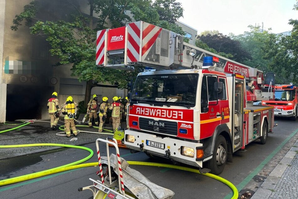 Die Berliner Feuerwehr ist mit 90 Kräften im Einsatz.