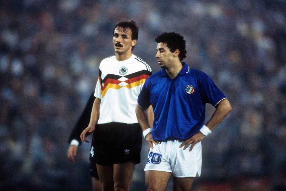 Gianluca Vialli (†58, r.) bei der EM 1988 vor dem deutschen Nationalspieler Jürgen Kohler (57).