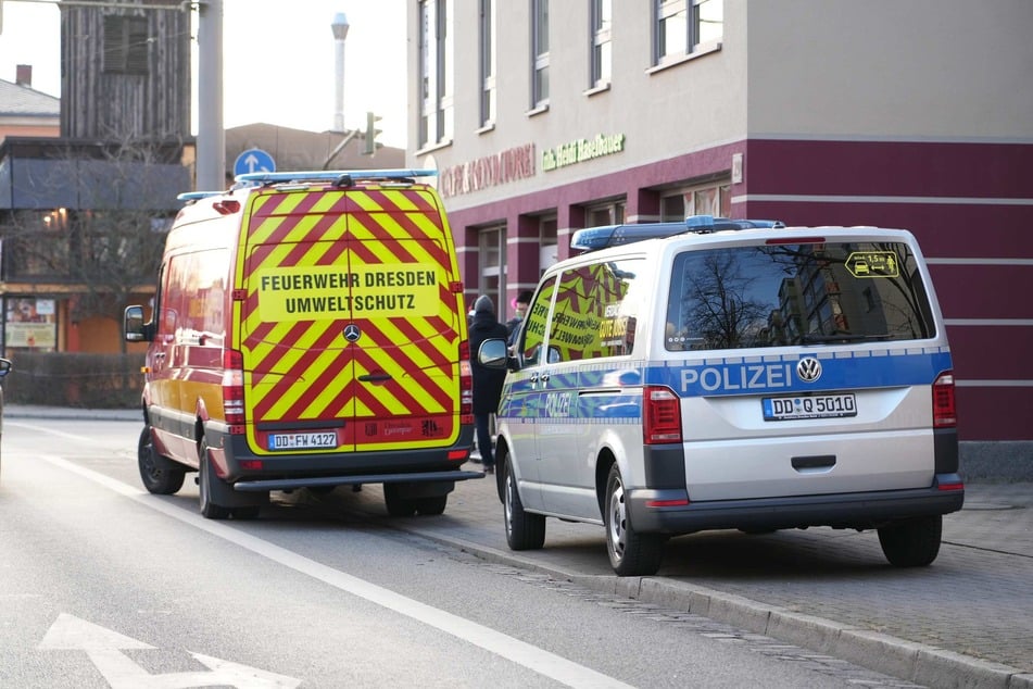 Polizei und Feuerwehr vor der Eisdiele in Dresden-Gruna.