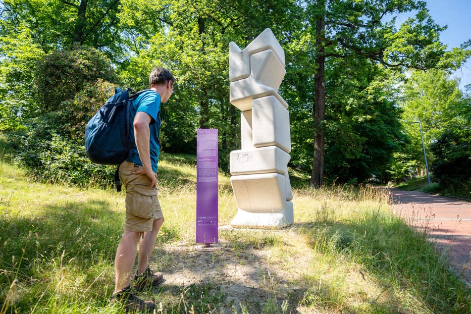 "Cumulus" steht mitten auf dem Campus der Hochschule Mittweida und fällt dort sofort ins Auge.