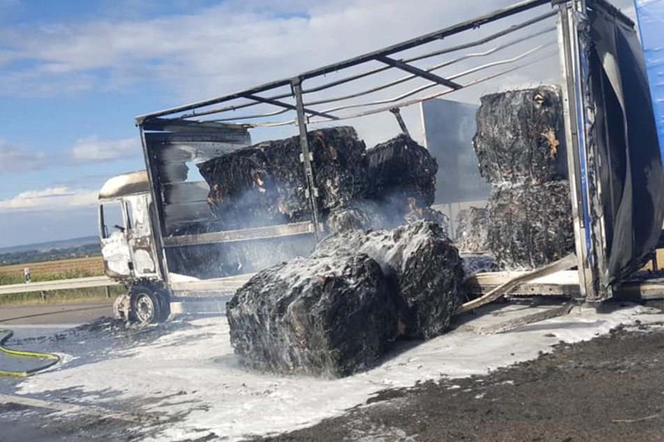 Der Lkw fiel den Flammen zum Opfer. Er brannte auf der A71 nahe Sömmerda aus.