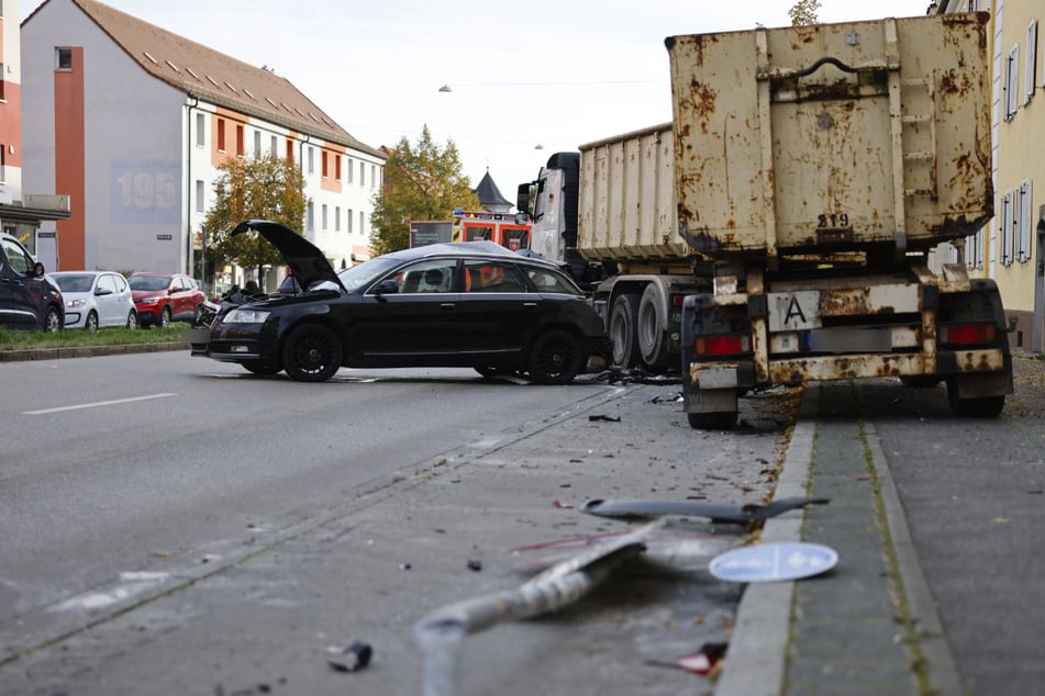 Straßenschilder und geparkte Autos wurden von dem Laster gerammt.