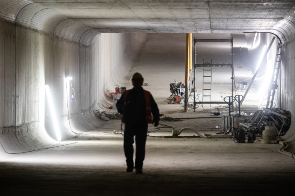 Ein Bauarbeiter läuft durch den neuen Abwasserkanal "Düker Nesenbach". Für den Bau des künftigen Stuttgarter Durchgangsbahnhofs musste einer der größten und wichtigsten Abwasserkanäle der Landeshauptstadt verlegt und neu gebaut werden.