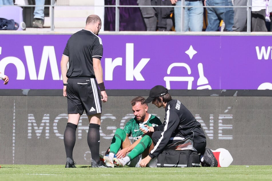 Bitter! Chemie-Torschütze Rudolf Sanin muss verletzungsbedingt vom Platz.
