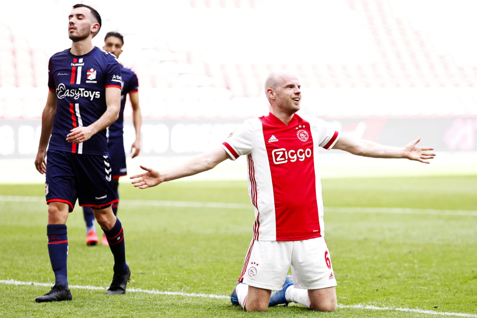 Ex-Werder-Profi Davy Klaassen (28, r.) traf gegen den FC Emmen zum 4:0-Endstand und hat als Führungsspieler großen Anteil an der 35. Meisterschaft von Ajax Amsterdam.