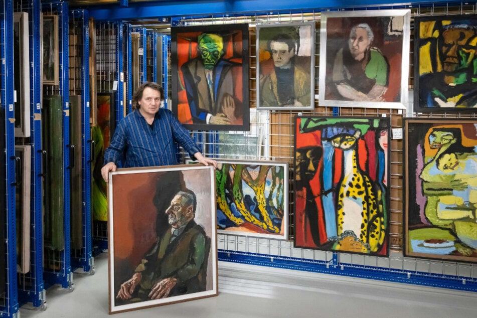 Der Leiter der Sächsischen Galerie Mathias Lindner (58) mit dem Bild "Alter Bergmann" und anderen Werken Kellers im Keller und Fundus der Galerie.